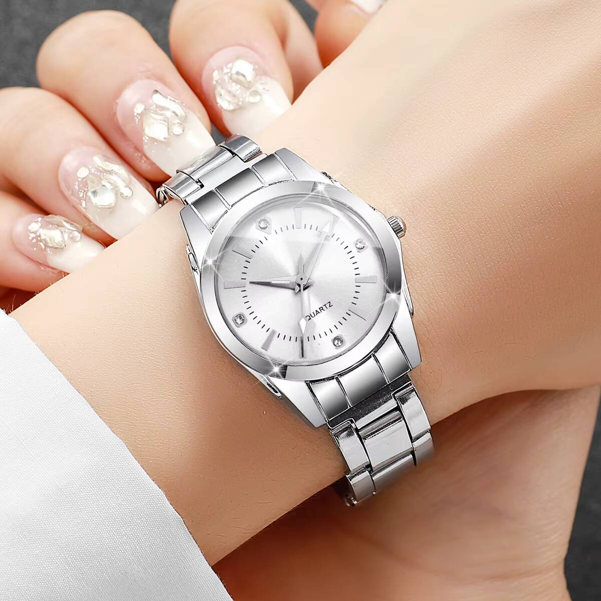 高級ラインストーンの女性の腕時計カジュアルクォーツ腕時計レデ - Luxury Watch Holder のレビューと価格