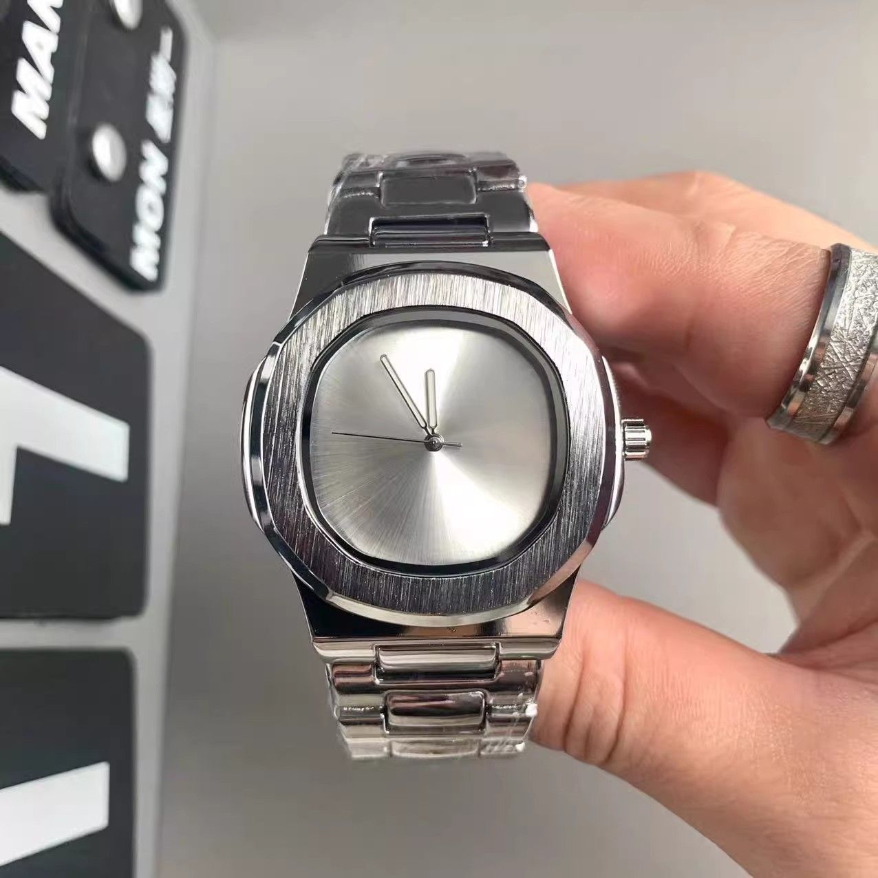 カスタムロゴ入りメンズクォーツ腕時計 ミニマリストステンレス - Luxury Watch Logos のレビューと価格