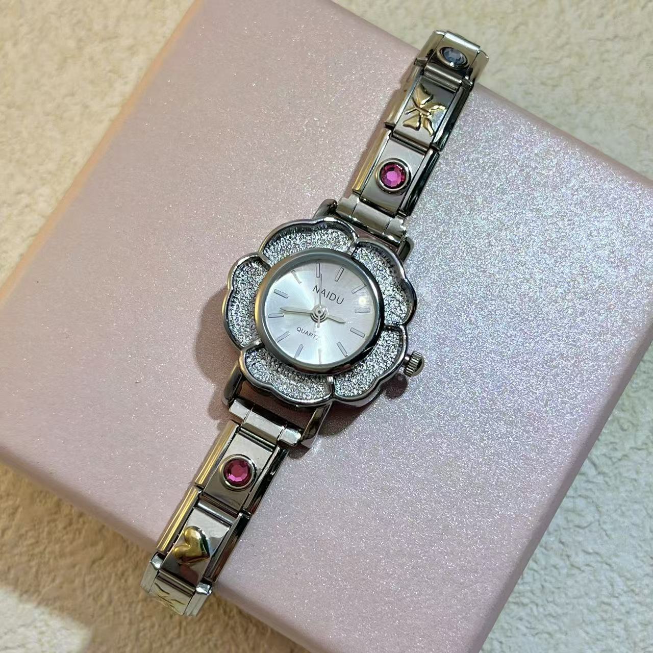 女性用 クォーツ時計 ジルコニアフラワーインレイ付き 高級シ - Luxury Watch Gift For Her のレビューと価格